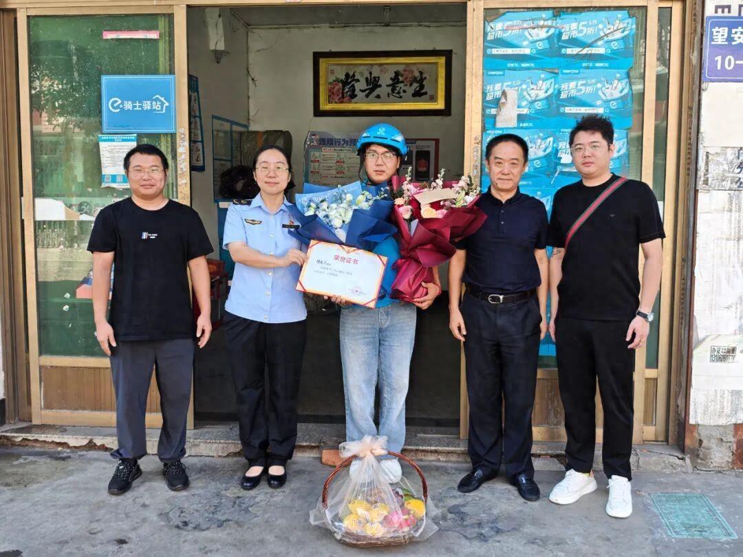“你教我，我来！”10月10日上午，一外卖小哥前往一家外卖店取餐时，发现异常：店