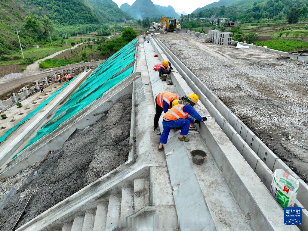 高铁头条【西部陆海新通道黄百铁路建设正酣】4月28日，中铁八局工作人员在进行路基