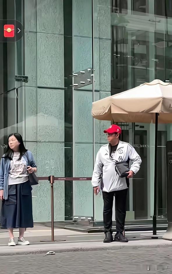 近日，有网友在香港铜锣湾的街头偶遇了75岁的乐坛“校长”谭咏麟，当时他正低调地在