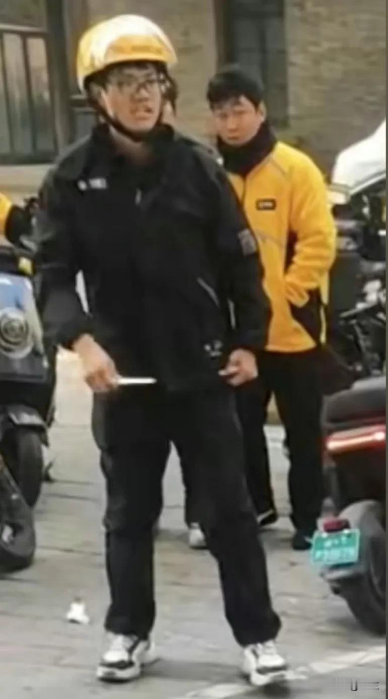 孩子，冲动是魔鬼啊！
在资本的压榨下，最难的还是底层工人，站长也是要听公司的。只