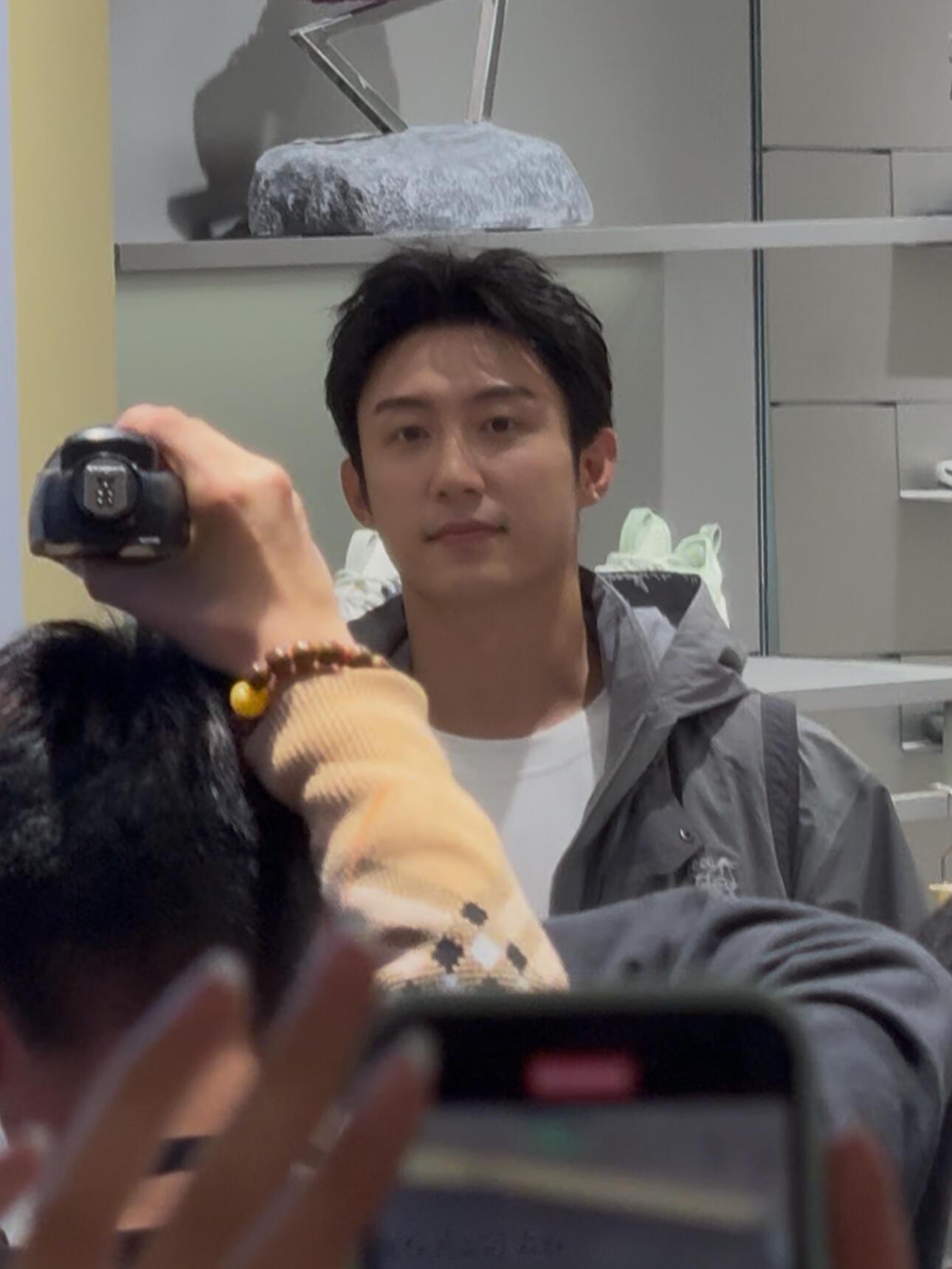 论粉丝能有多卷？黄景瑜的现场就是答案。女粉用音量撑起全场气势，男粉则用胆量刷新认