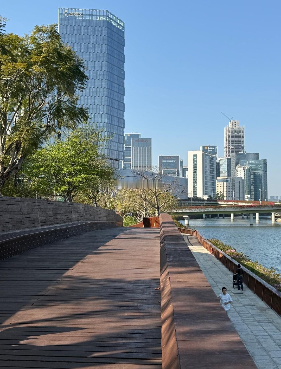 经济高歌猛进时，我们的首要任务是创造财富；而当增速换轨，守住财富、留在牌桌上，把