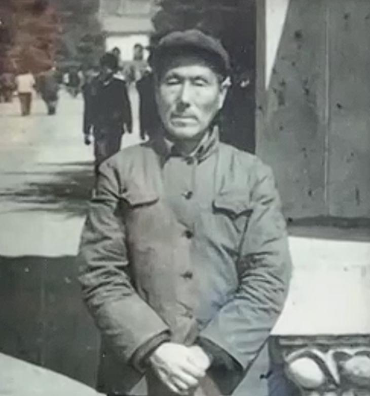 1950年，一名人高马大的土耳其士兵，见志愿军战士董明德筋疲力尽，想趁机弄死董明