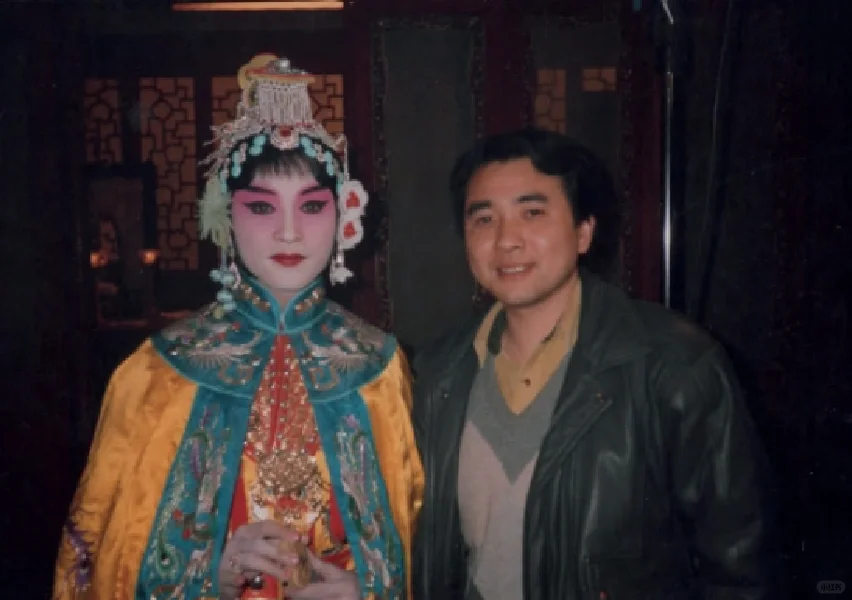 张国荣对《霸王别姬》剧组的感情极深，拍摄结束时他恋恋不舍，又一次请全剧...