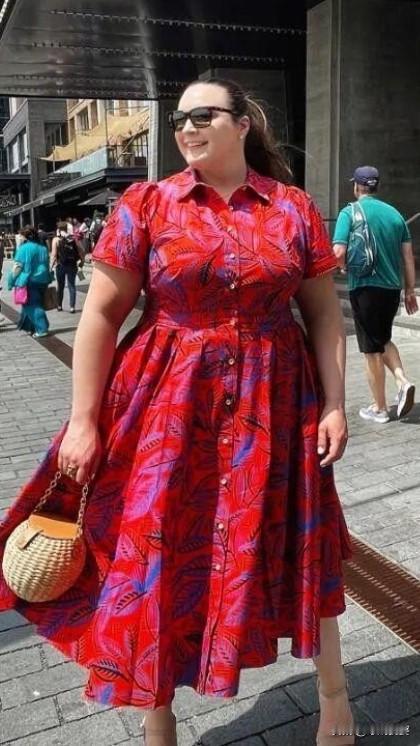 被网友戏称特朗普“最笨女保镖”的艾莉森·祖潘契奇，身份反差特别大。
她不光是安保