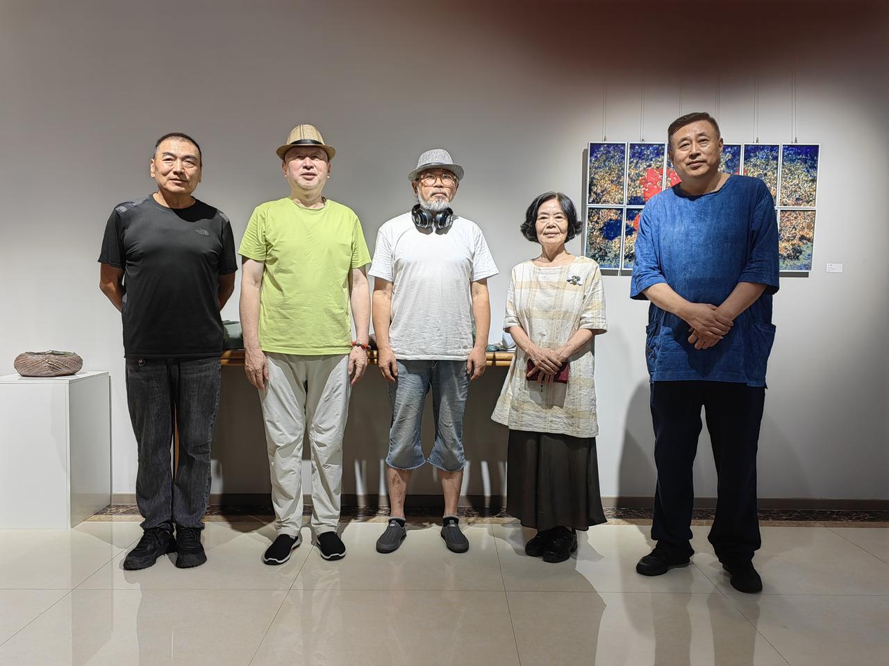 今天在青岛参加了一个陶艺展，由韩国陶艺家申贞顺先生和中国陶艺家隋知兼先生两位艺术