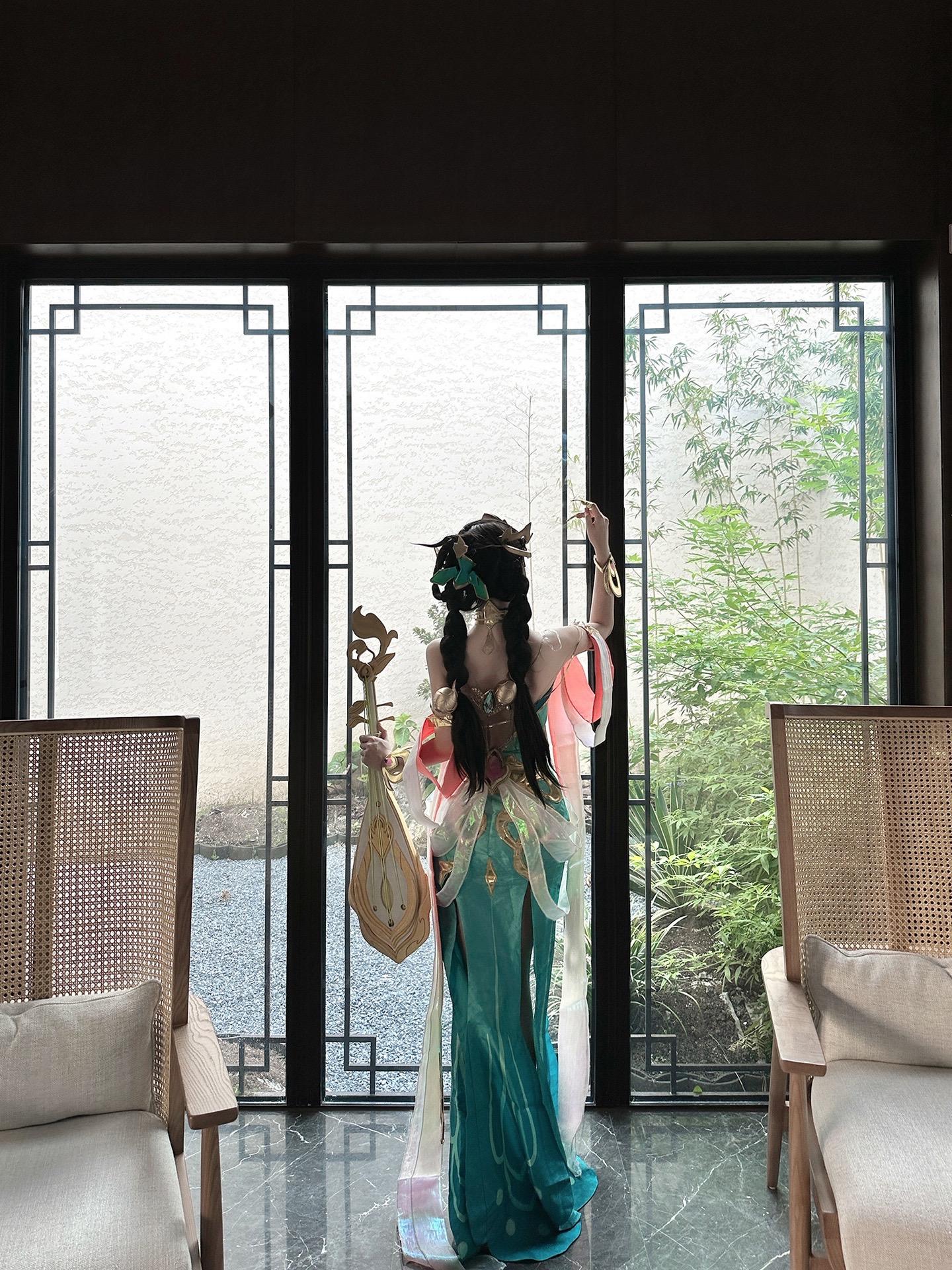 云想衣裳花想容 春风拂槛露华浓