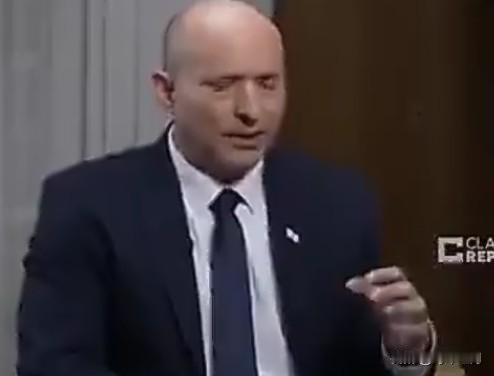 前以色列总理纳夫塔利.贝内特谈以色列:

“这个国家正在分崩离析。”

“我们占