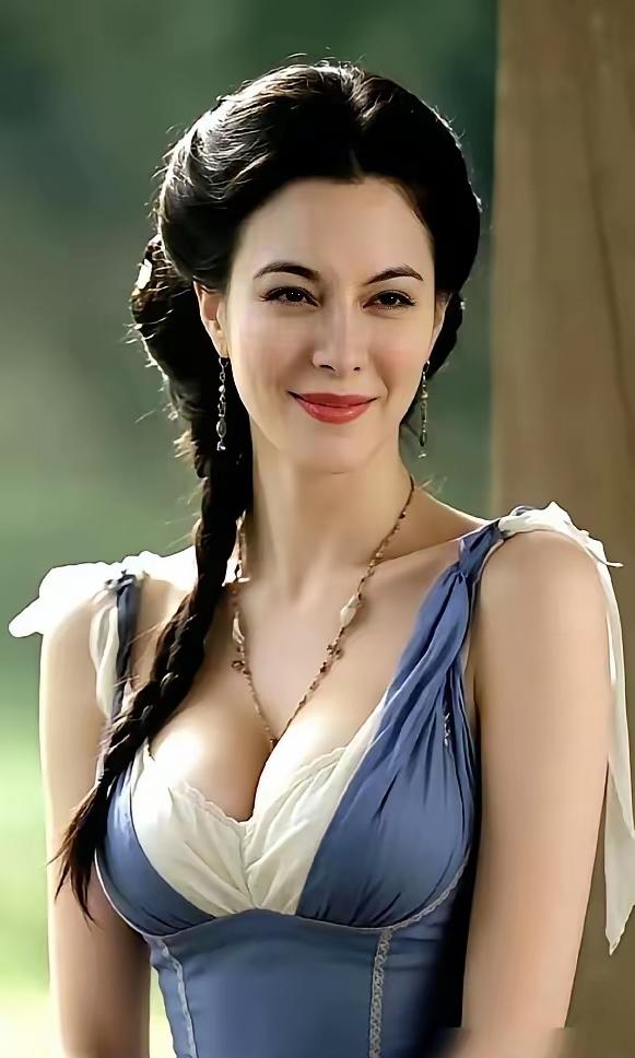 [震惊][震惊][震惊]
 看着异域感十足，你们觉得她是中国人吗？[比心][握手