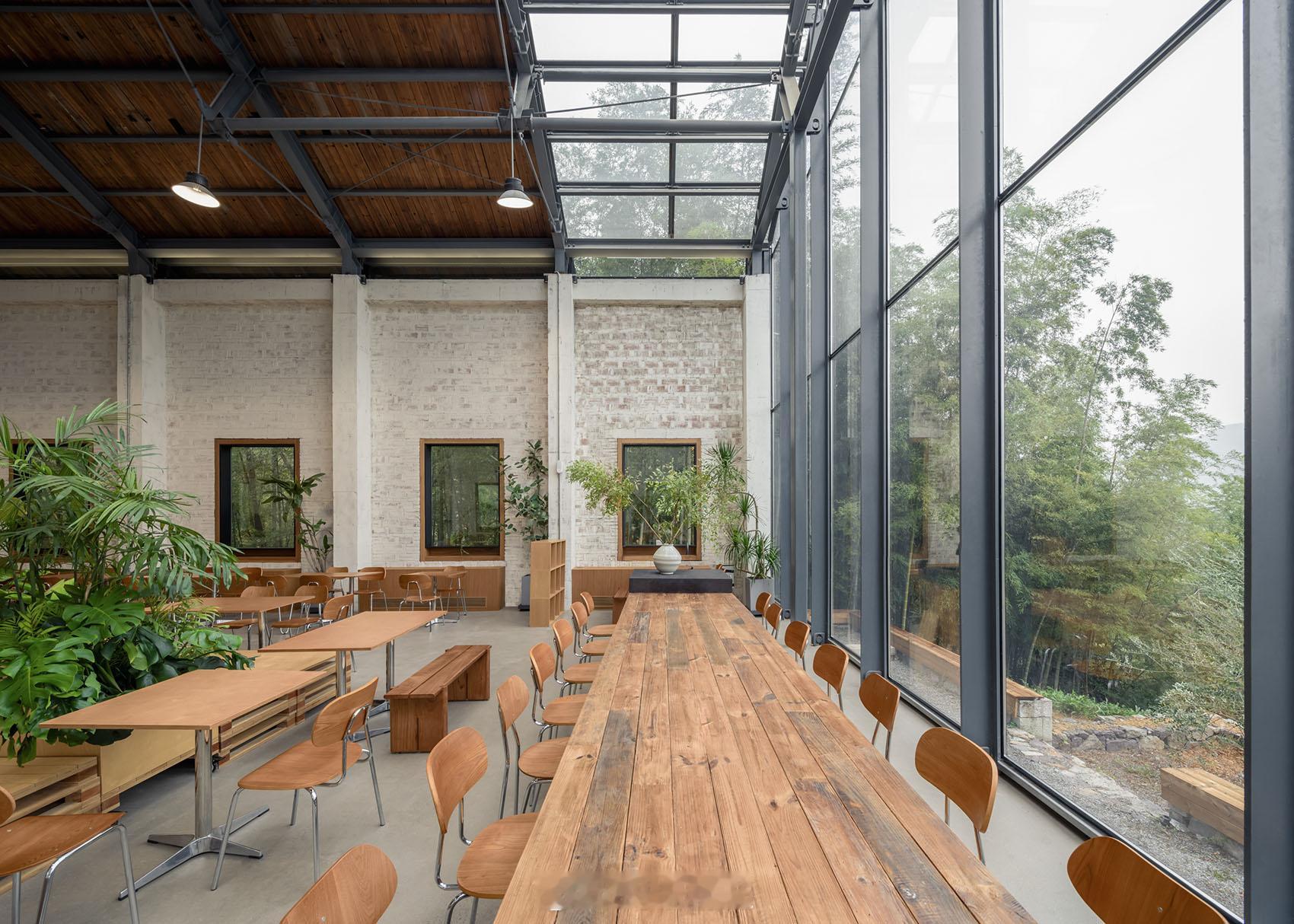 位于绍兴富胜村的Cycle&Cycle石窑工坊，将既有建筑村礼堂（图1）改造更新