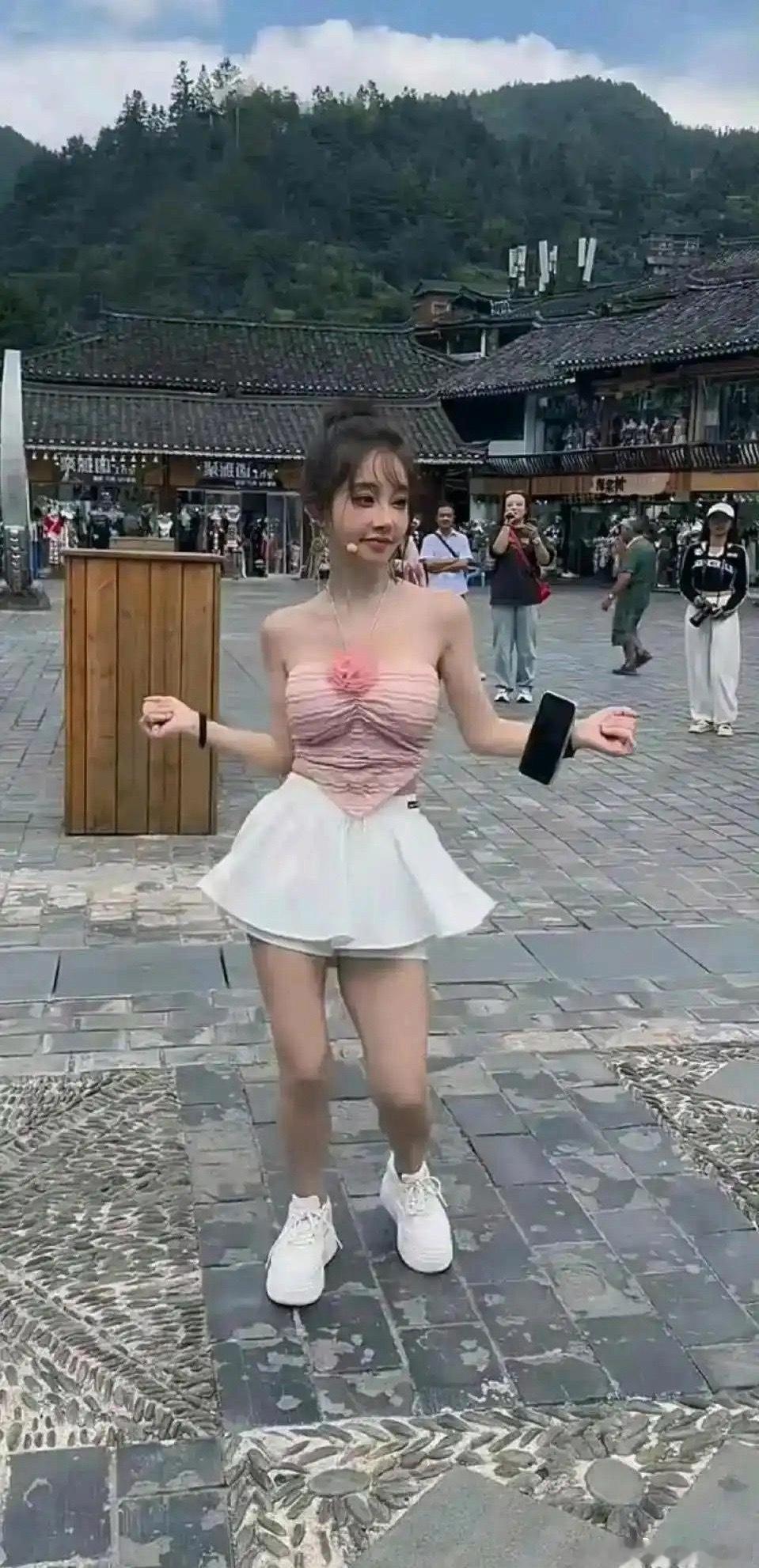 当年网红一姐冯提莫怎么变成这样了？ 