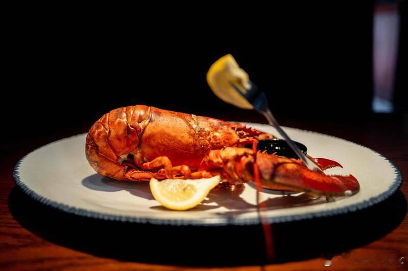 【动物福利优先！英国禁止“活煮”龙虾、螃蟹 引发业界反弹】海外新鲜事 在英国执政