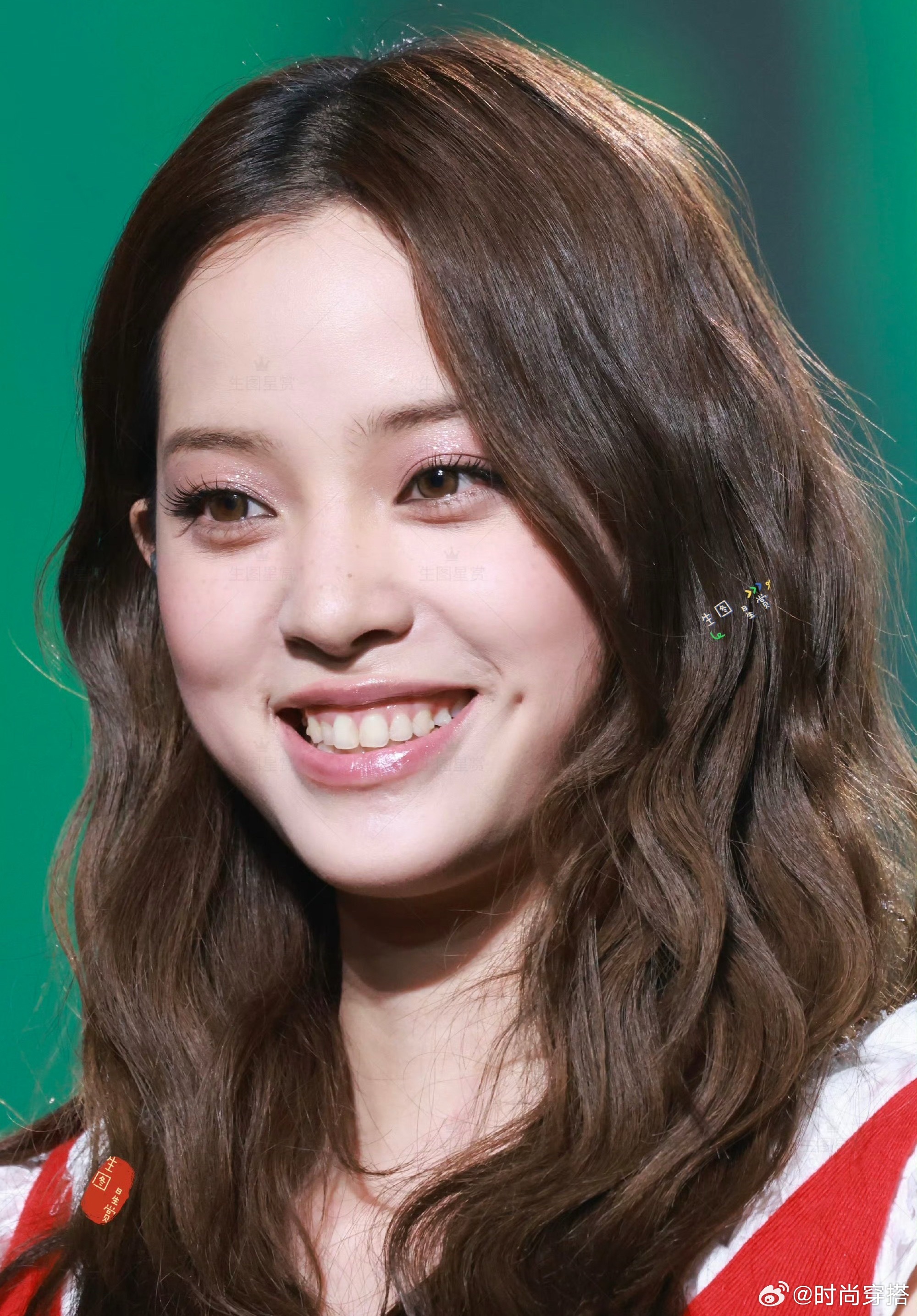 欧阳娜娜脸颊比心甜度爆表，治愈感满分（“小太阳”本阳）截图里说她双手举到脸颊两侧
