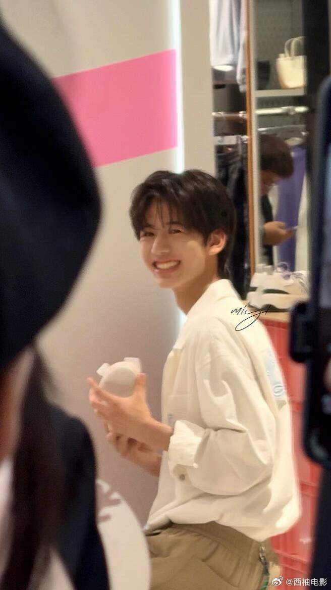 和林子烨对视谁顶得住啊学长可以和我对视一辈子吗？ 