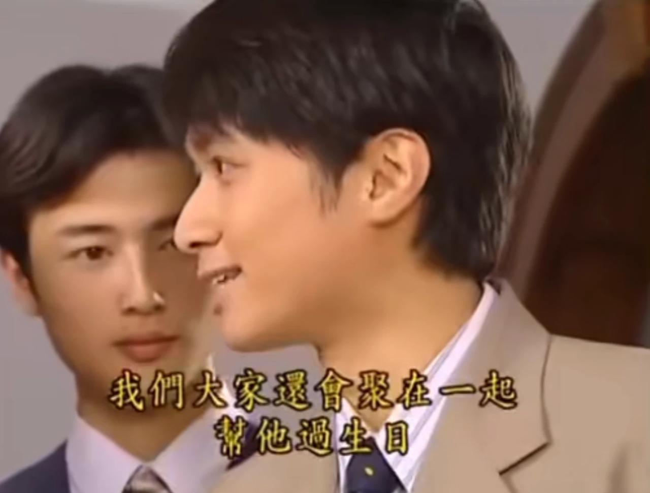 现在才发现《情深深雨濛濛》中站在何书桓旁边的这位群演好帅啊，却连句台词都没有，以