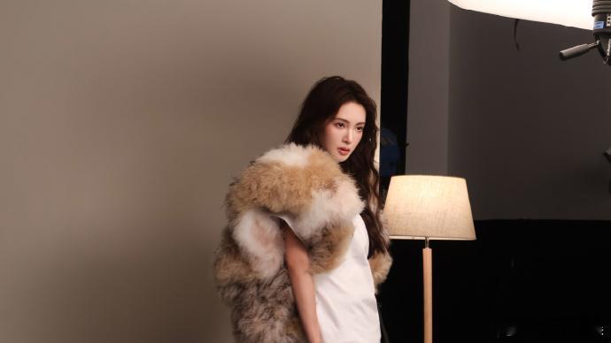 #金晨四开门披肩# 金晨的时尚感总是让人眼前一亮！她的四开门披肩穿搭，proma