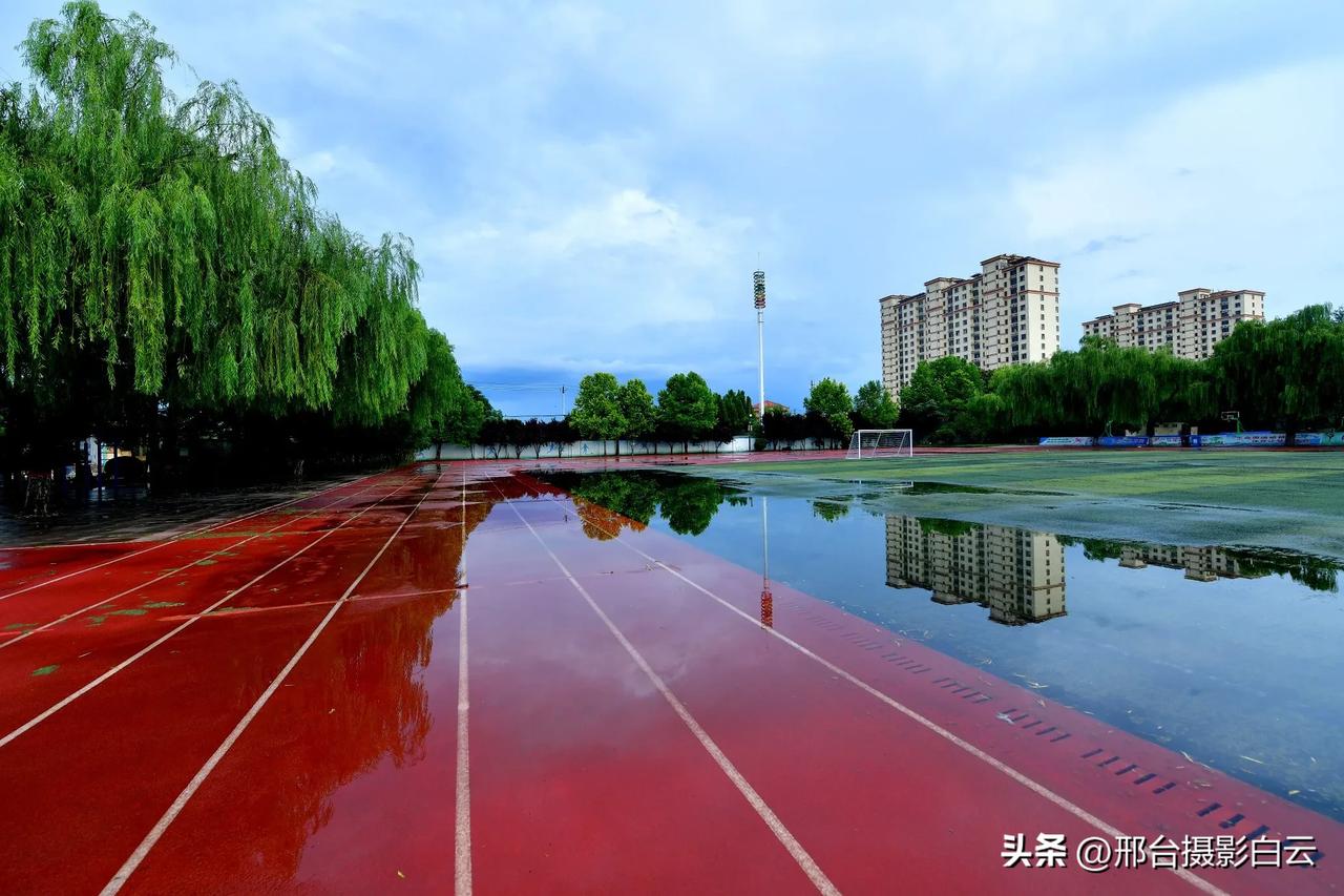 《云之美》
白云飘逸舞蓝天，变幻无穷似梦幻。 
轻盈飘逸随风起，美丽身姿映心间。