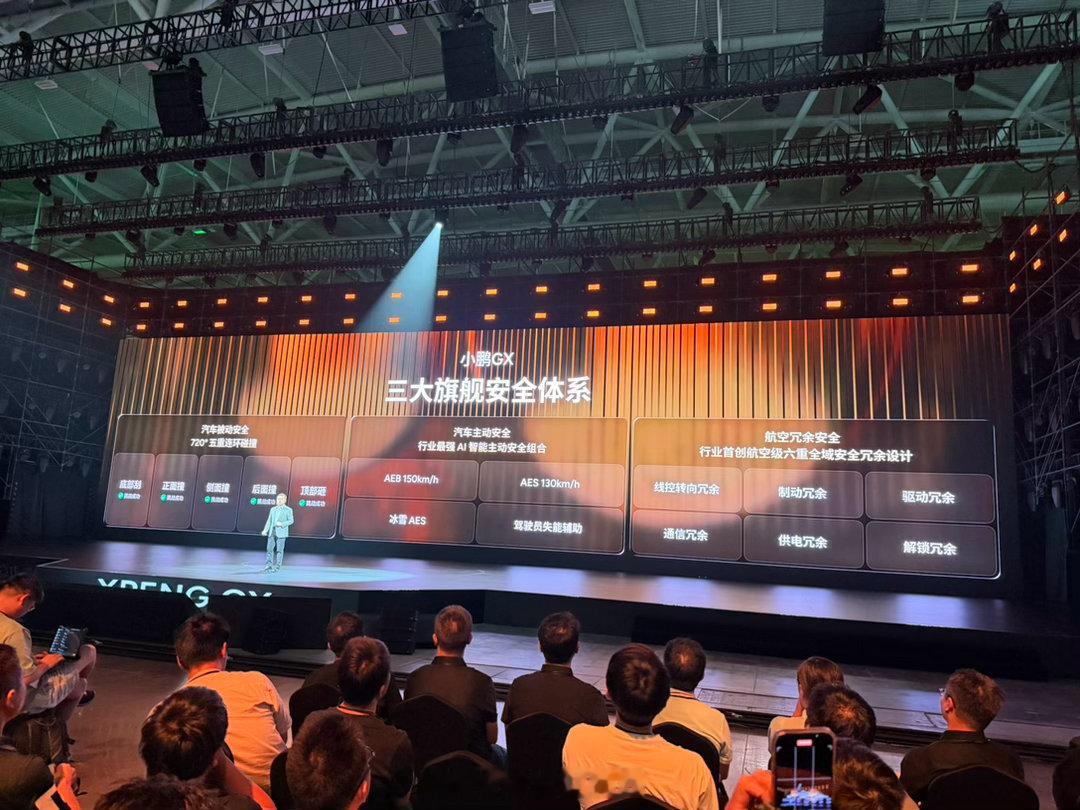 面向全面的自动驾驶，一定要有完全原生的线控底盘，小鹏GX转向刹车油门均已配备电控