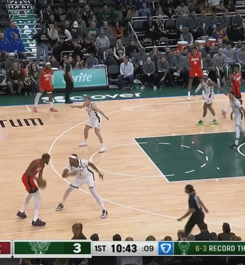 凯文·杜兰特的CROSSOVER依旧展现出宝刀未老的感觉，虽然看起来速度比年轻时