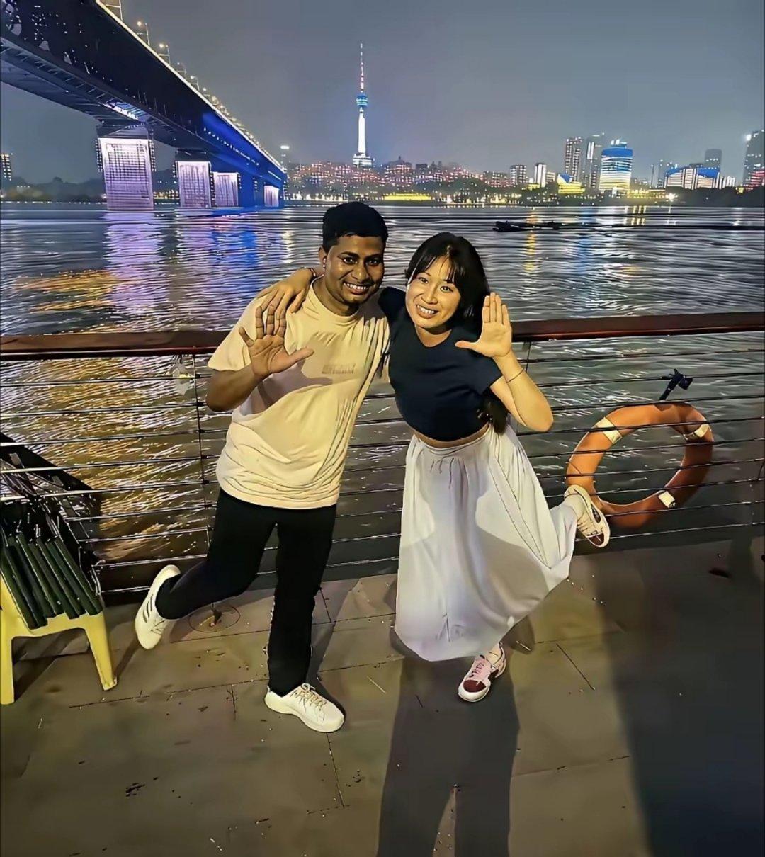 女子嫁印度人，在河边和老公拍照，看样子很开心 