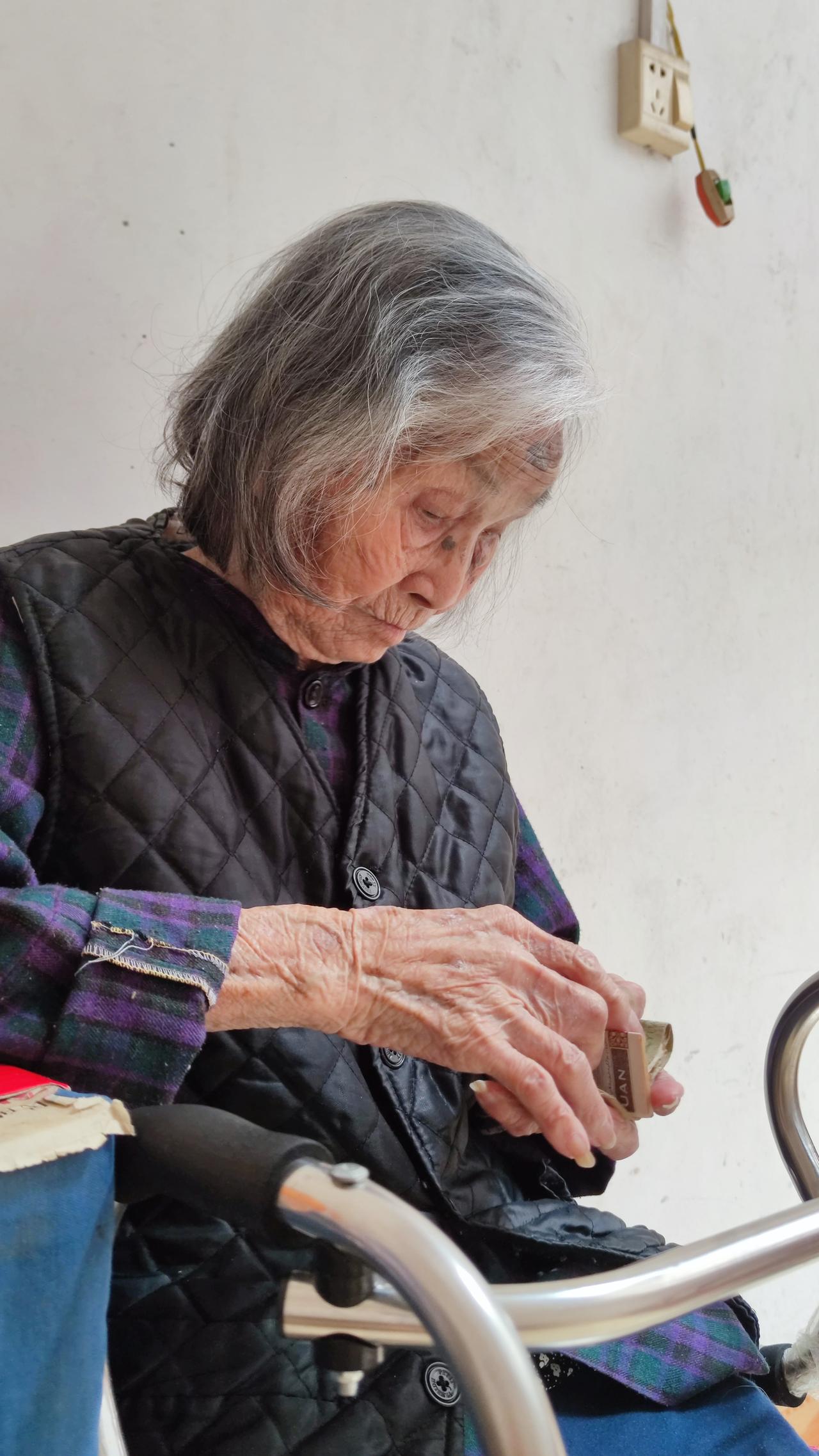和“90后”奶奶的日常
👩🏻 :桂姐，吃酸奶吗？
👵🏻 :这是什么？
​