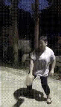 大妈这功夫绝不是一朝一夕练出来的，起码得半年以上。