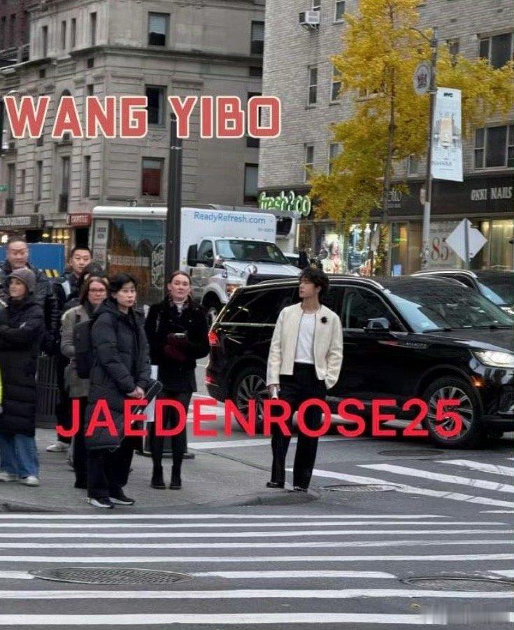 网友纽约街头偶遇王一博 纽约街头惊现帅影！王一博身着白色夹克搭黑色长裤，微卷短发