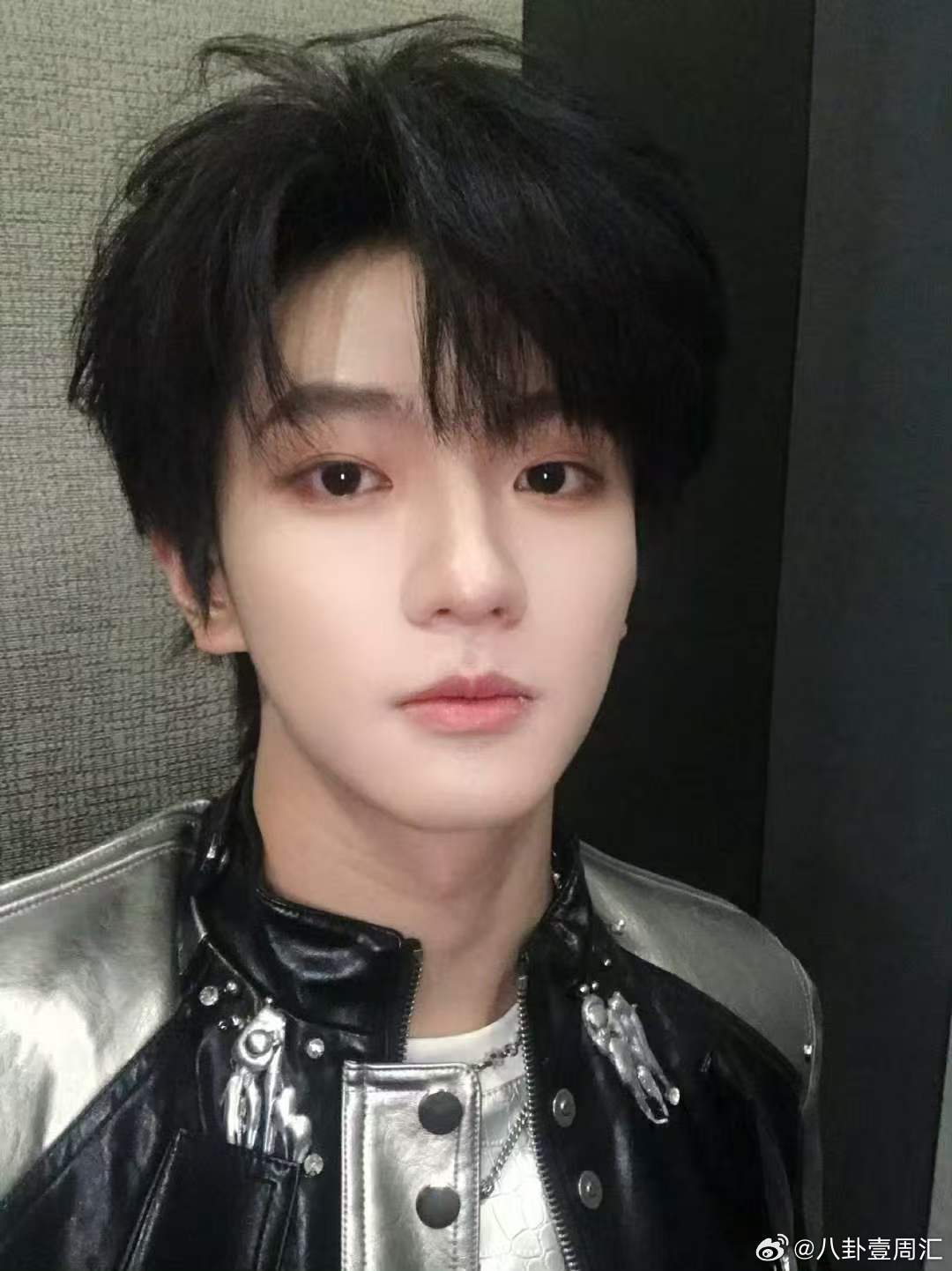 穆祉丞晒怼脸自拍穆祉丞live自拍 穆祉丞哥感溢出！！live怼脸自拍三宫格！ 