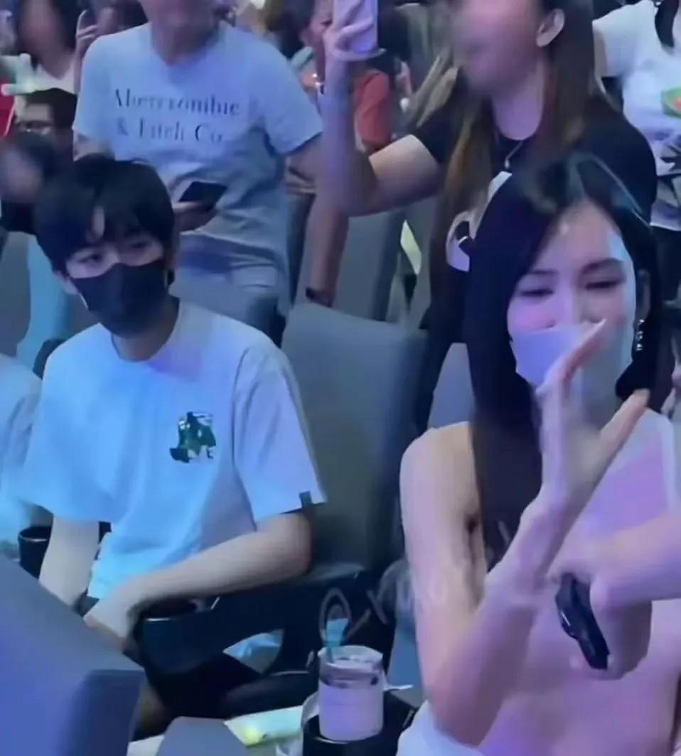 ​近日，林志颖 15 岁儿子 Kimi 的正面照在网络上悄然曝光，瞬间引发网友热