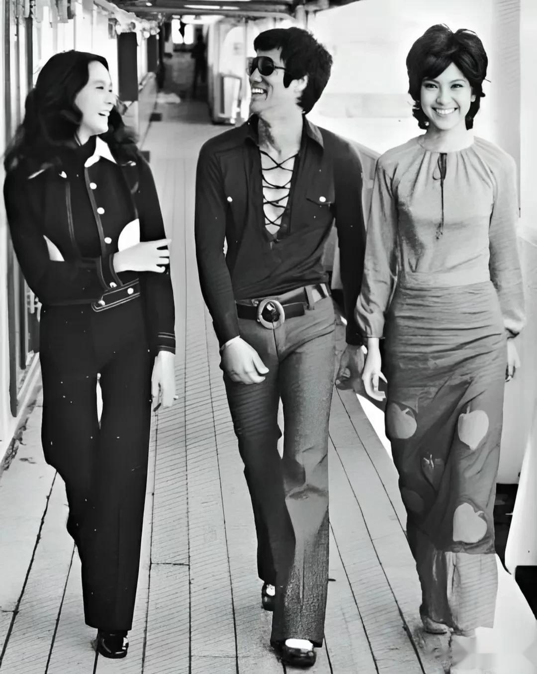 60年代李小龙旧照，
他身边的两位女子是谁，
太有气质了！