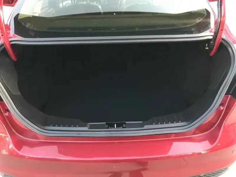 吉利银河E5后备箱竟是塑料做的？车主晒出后备箱塑料壳破大洞，
吉利4S店：是高分