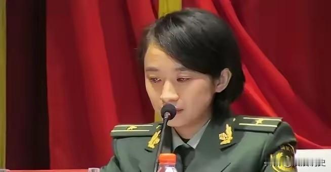 一个女老师竟然被特招参军还授少校警衔，但是有人却指出：“她的背后一定有靠山，一定