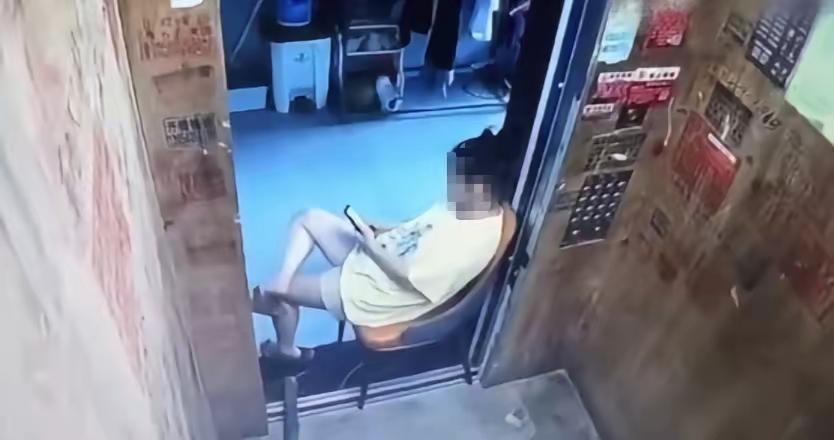 看图说话，你明白这是怎么回事吗？
原来这都是天热给闹的，有人想占小便宜，借用电梯
