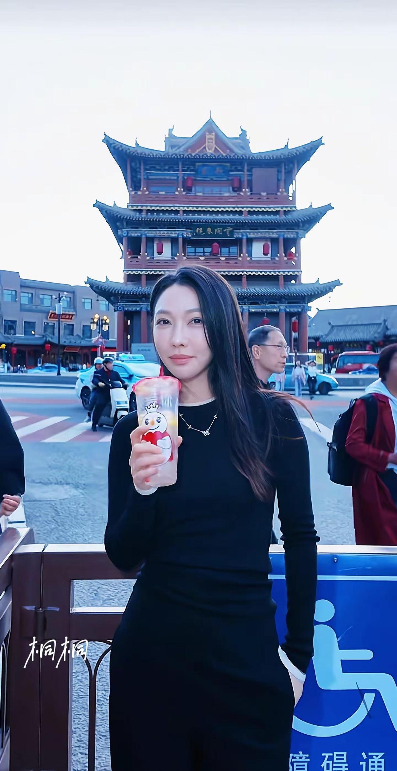 在外真女人。她不是雄鹰般的女人，她是老虎般的女人，可是在我们面前完全是一只萌萌的
