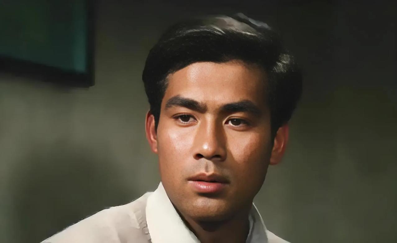 主持人问朱时茂:“你最烦恼的一件事是什么？”朱时茂说:“回父母家最烦恼，每次回家