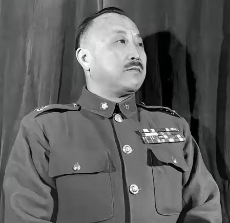 1949年，卫立煌被囚禁，李明扬在看望他时，悄悄对他说：“卫兄，你可不能去台湾，