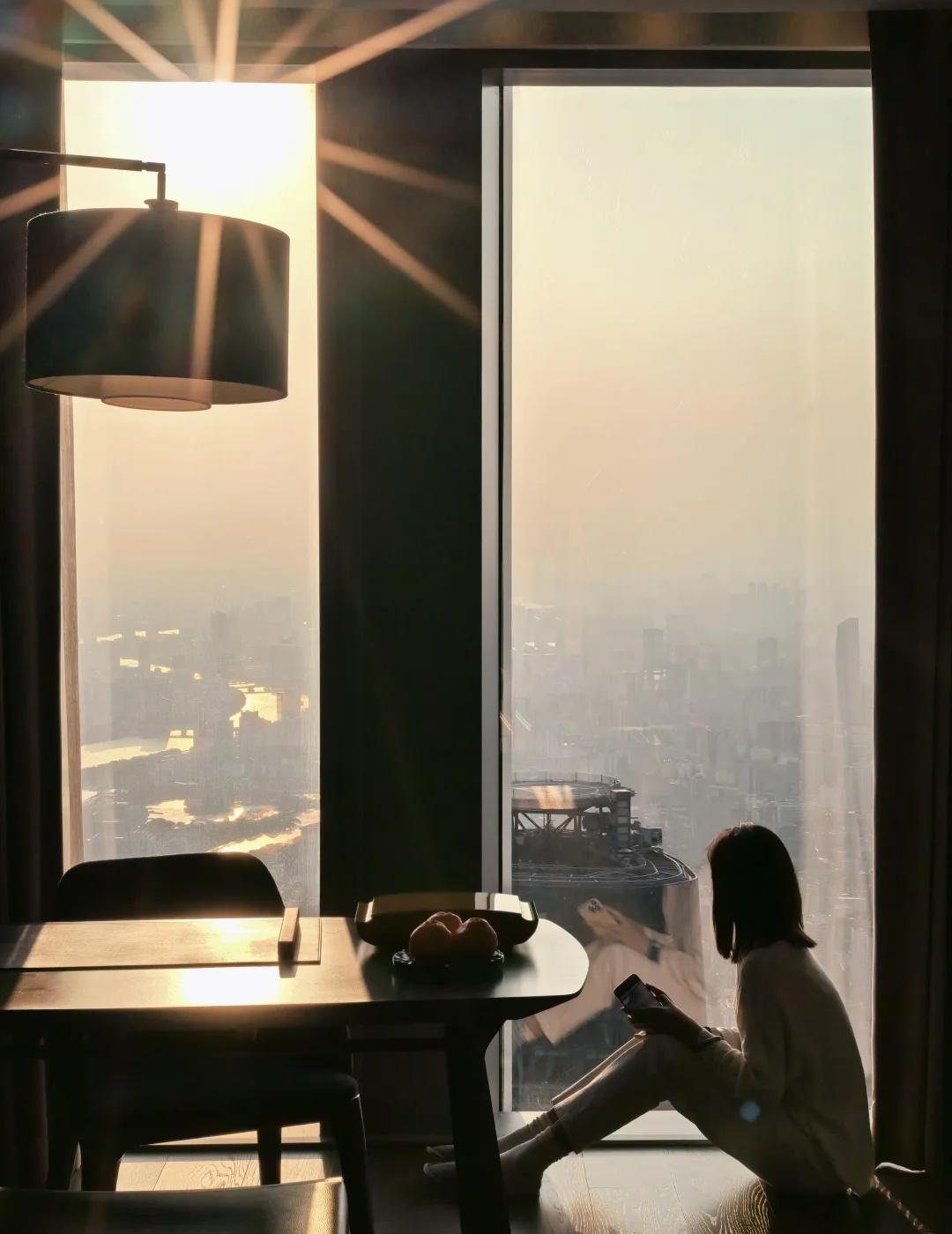 广州瑰丽｜在103层 接住夕阳🧡
瑰丽有瑰丽的美
夕阳有夕阳的灿烂✨
	
酒店