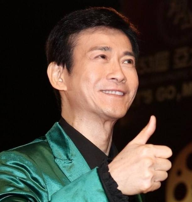 刚过完79岁生日的郑少秋日前官宣退休，快80的“秋官”，由此引发热议：

1、儒