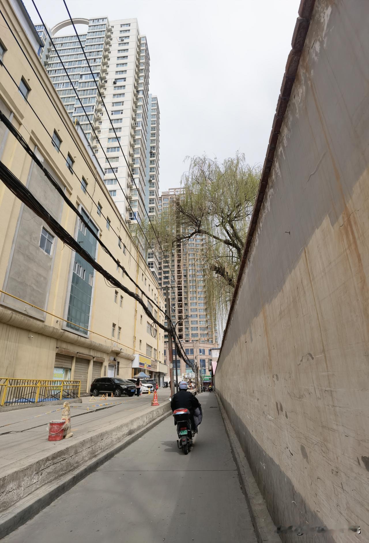 兰州东部批发市场，最神秘的一条捷径！兰州东部综合批发市场原先是五里铺村的村落 农