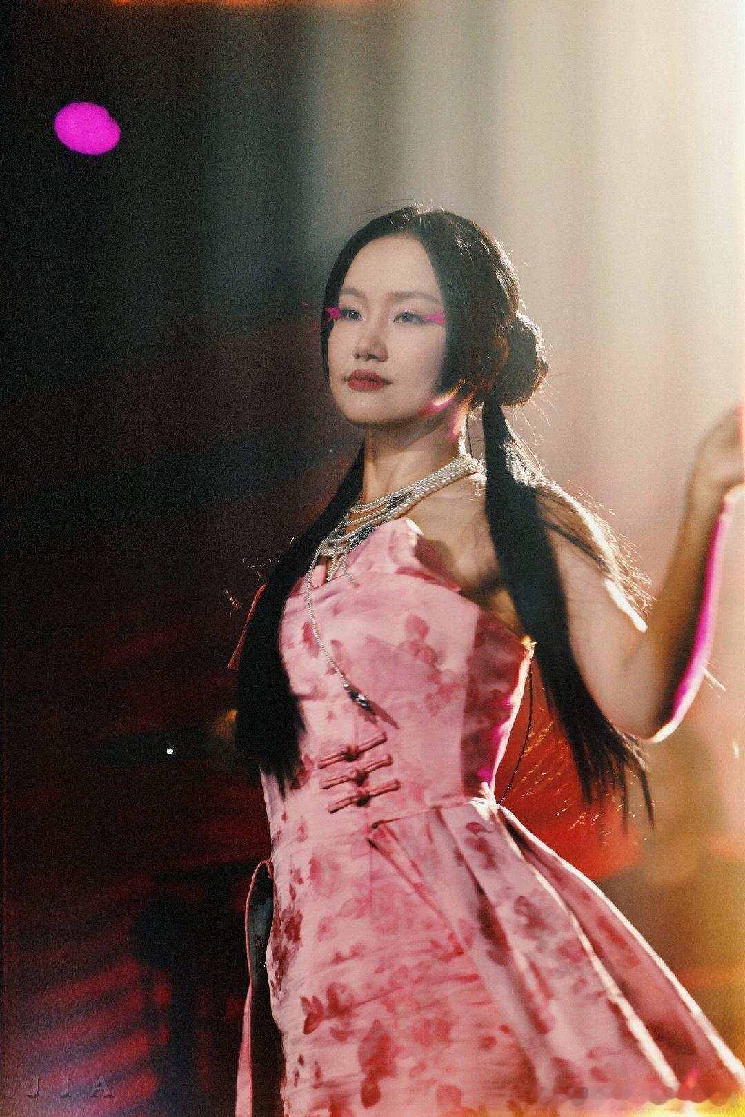 黄龄：追星就要追到现场！为张信哲加入合唱团，还当众夸他光宗耀祖，这铁粉属性直接焊