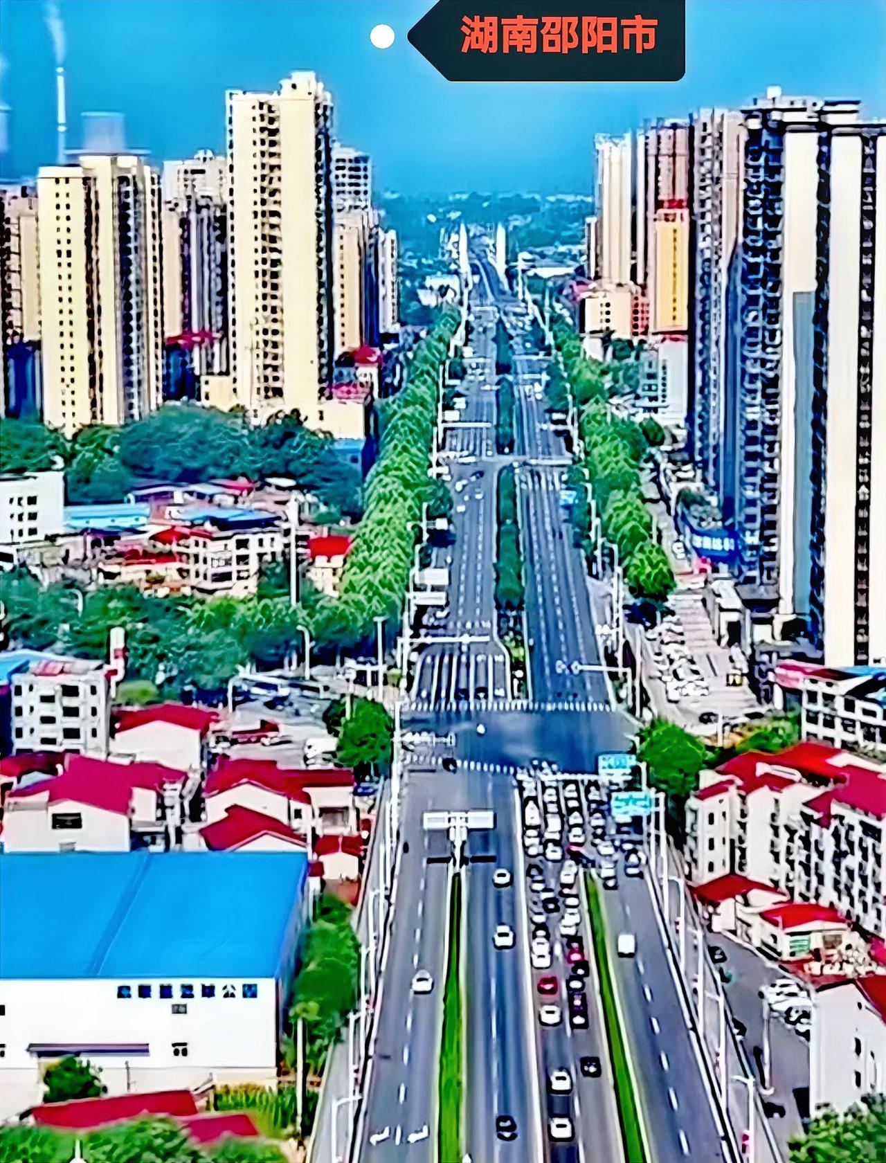 看看图片中的这张图，如果不仔细看当时还以为是衡阳市的船山西路呢！可仔细一看原来是