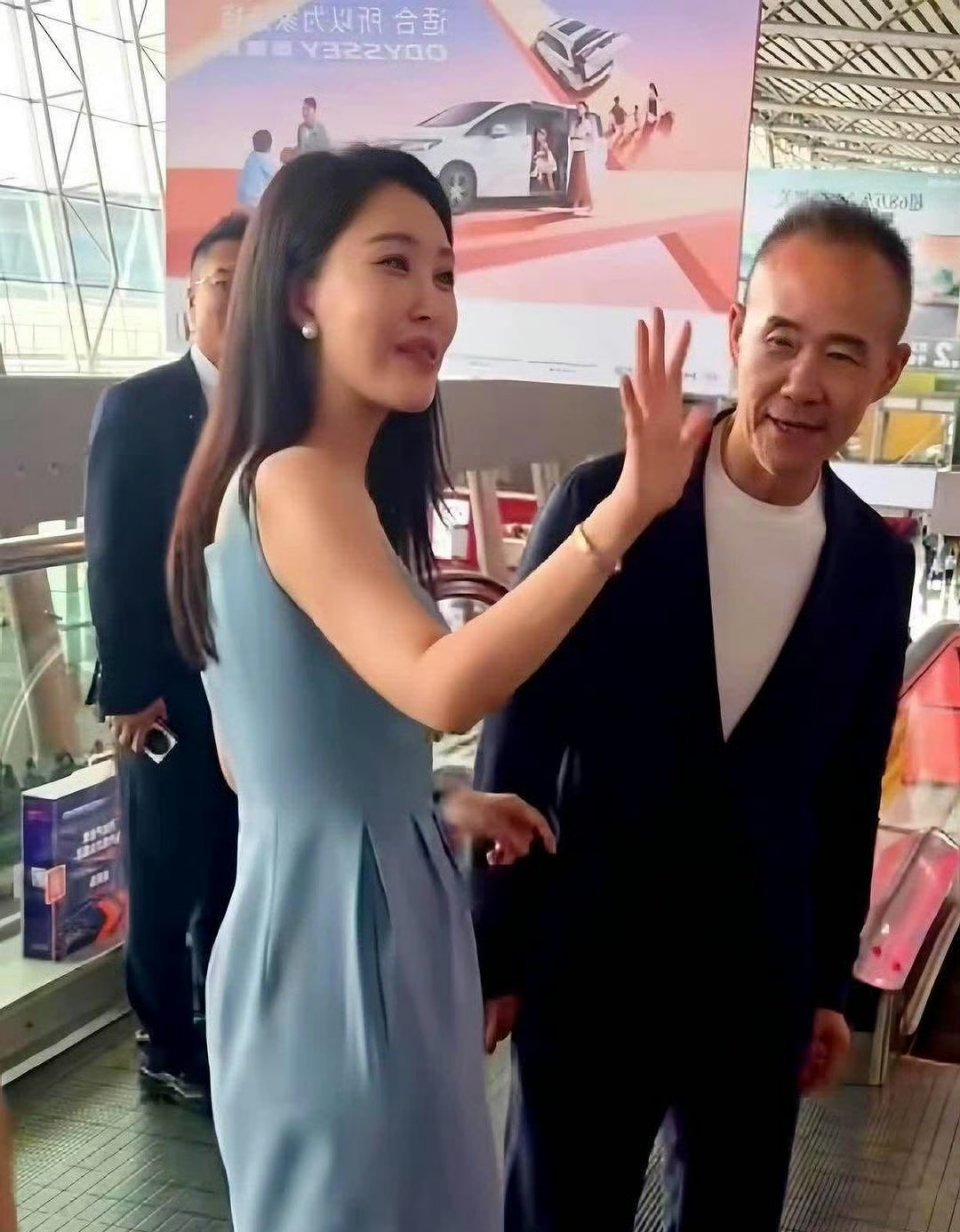 70多岁的王石在40多岁的妻子面前，已经失去了当初刚在一起时候的风采，满眼都是以