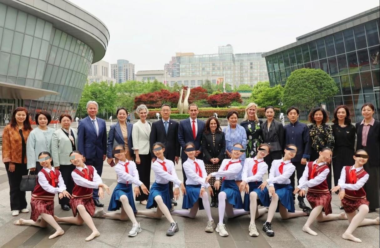 旧金山市长访问上海，参观交流合影本没什么问题，但偏偏让一群学舞蹈的女学生在户外摆