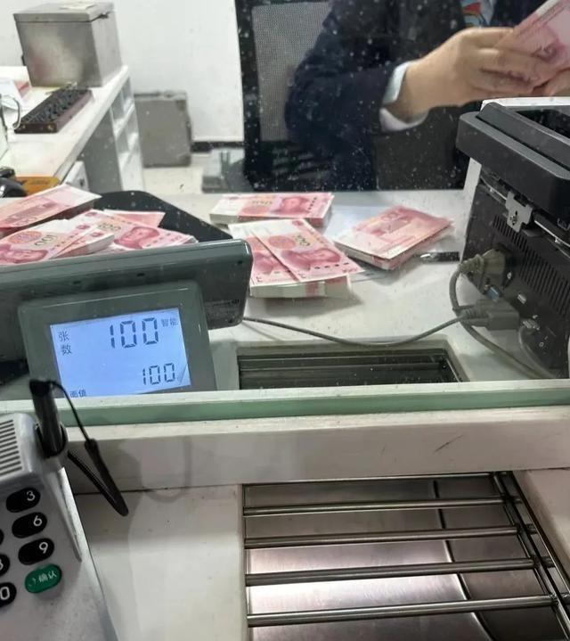 一个人死了，他在银行的存款无人知，那么银行如何处理这笔钱呢，很简单，别管你存了十