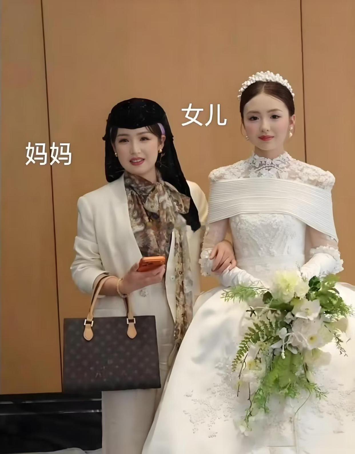 妈妈感觉比女儿还年轻漂亮，女儿也完美继承了妈妈的优秀基因。果然女人五十一枝花不是