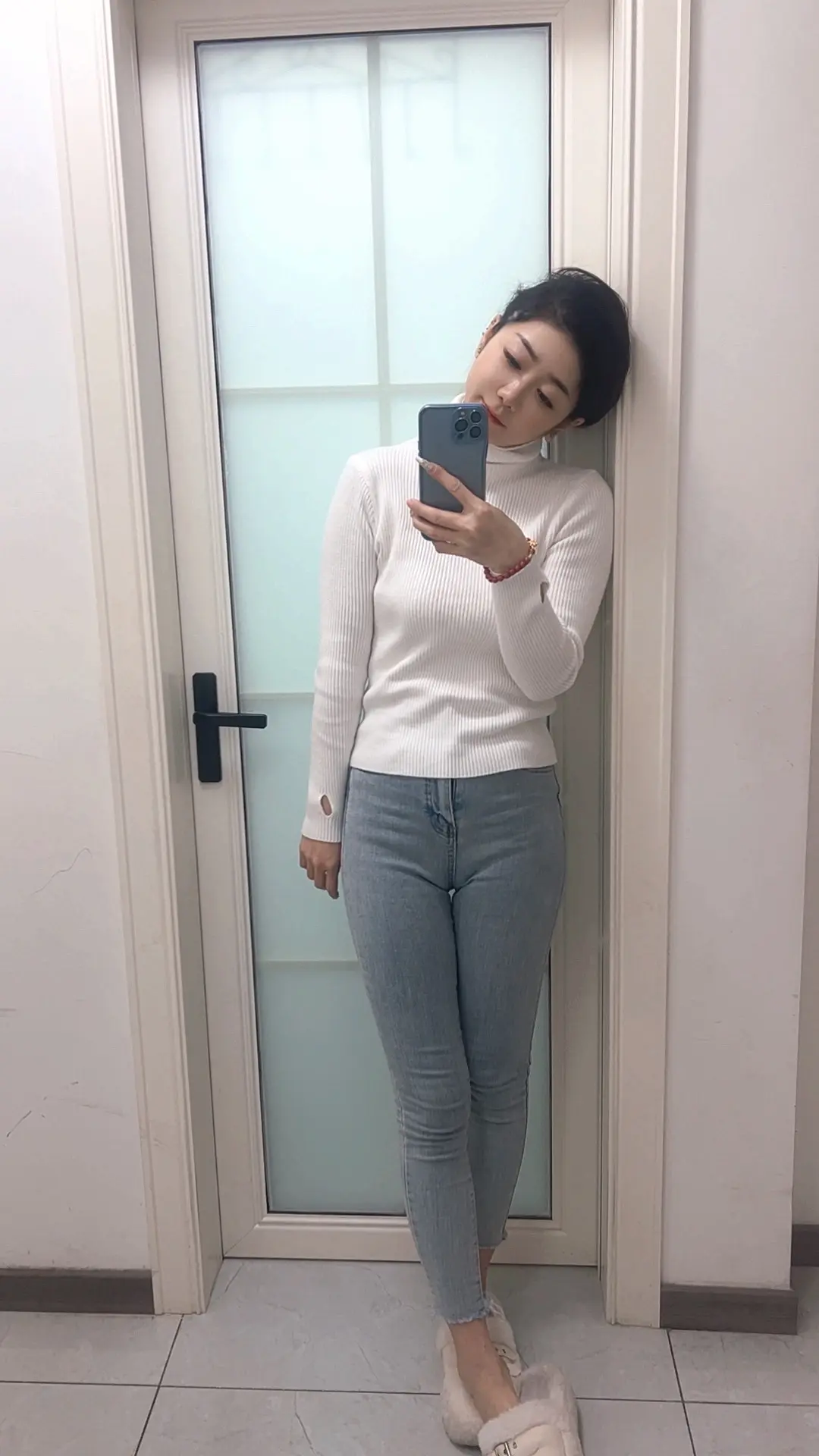 我看前方漆黑一片，心中满是迷茫不安。不知从何时起，再也找不到最初那个对...