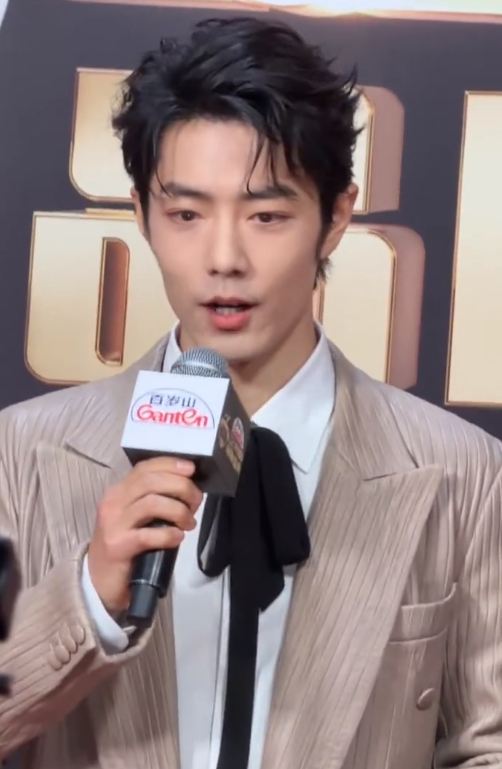 肖战把红毯走成秀场肖战浅色套装绅士风肖战浅色套装绅士风，肖战把红毯走成秀场，谁懂