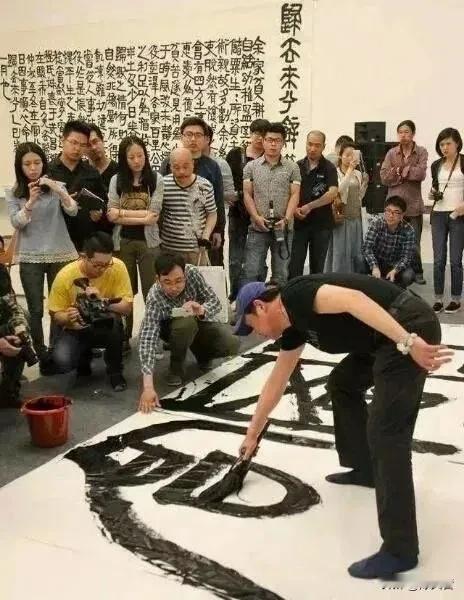 浙江省书协主席鲍贤伦，却被很多网友喷“江湖书法大师”。相反，非常低级的书匠田英章