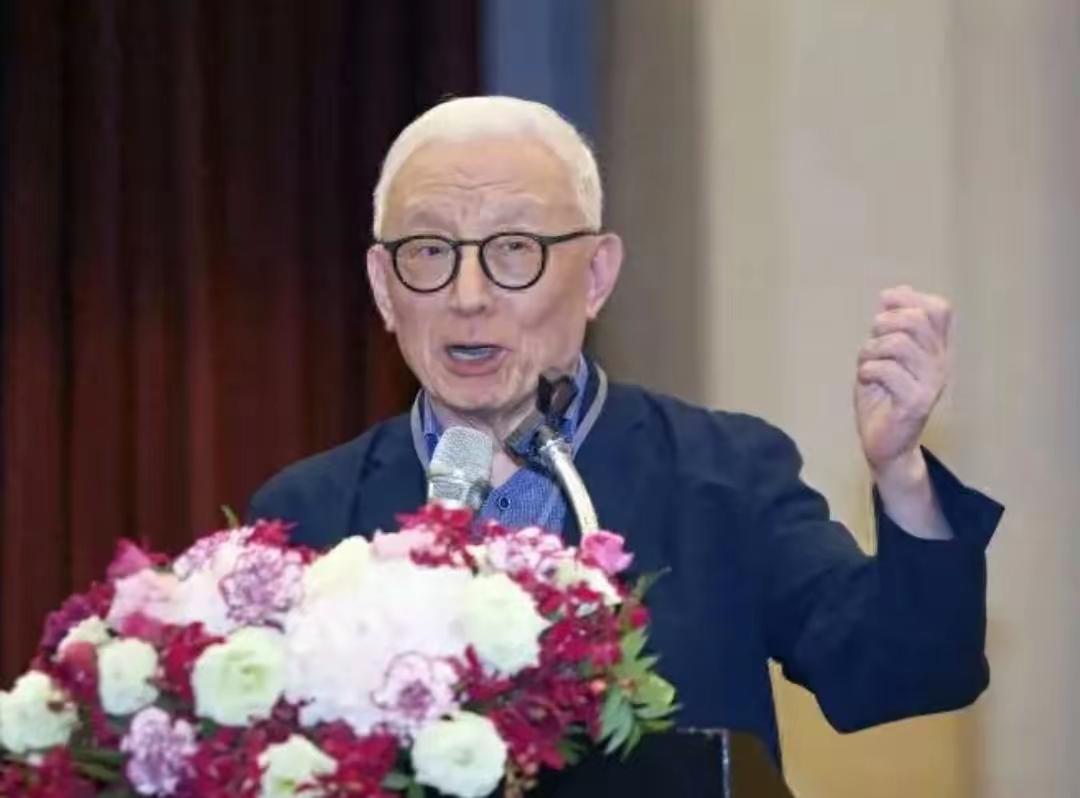 大家记住这个人，他叫曹兴诚，中国台湾地区一颗彻头彻尾的顽固台独分子。
他最近写给