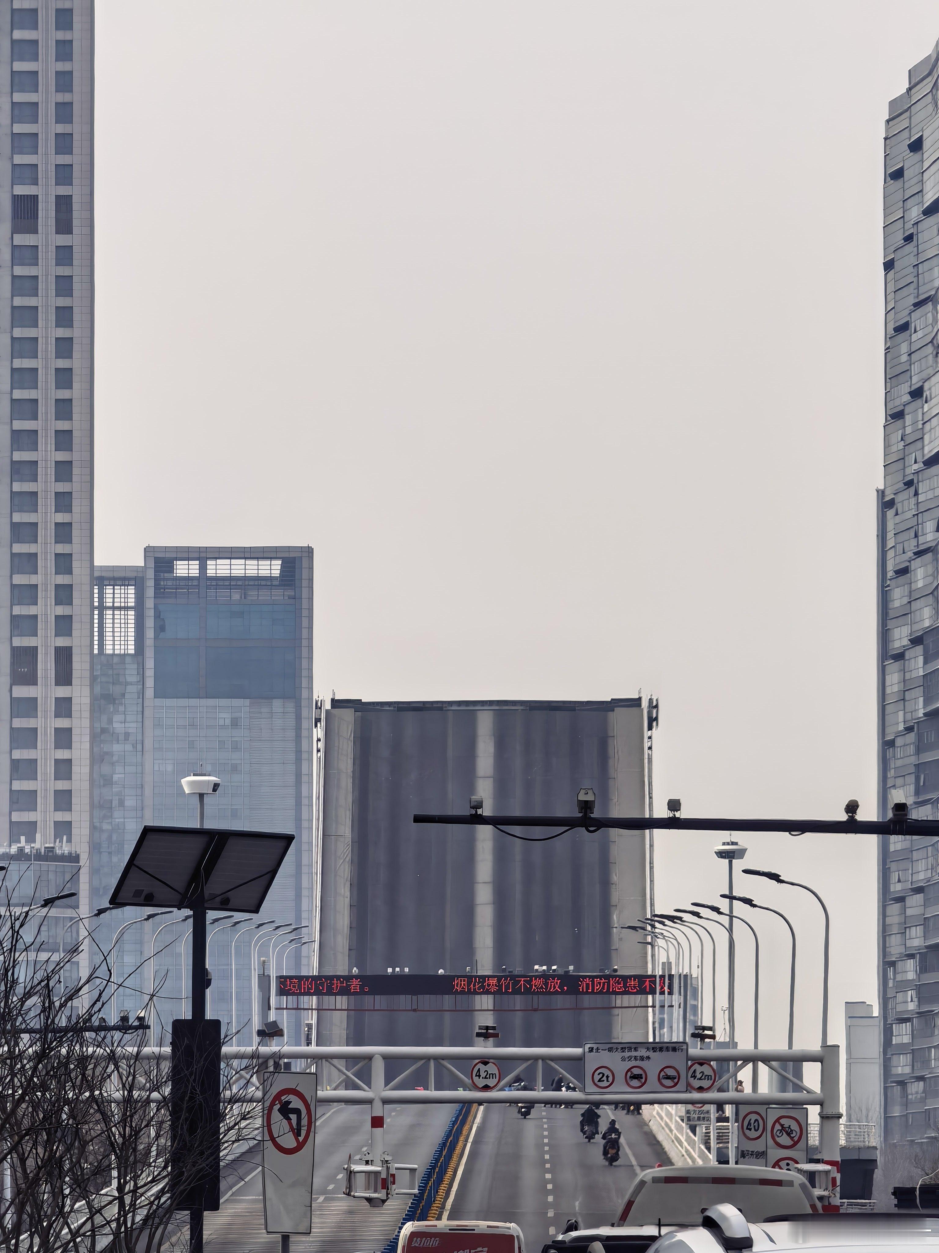 在滨海10年了，也是头一次见到正在开启的海河开启桥 天津